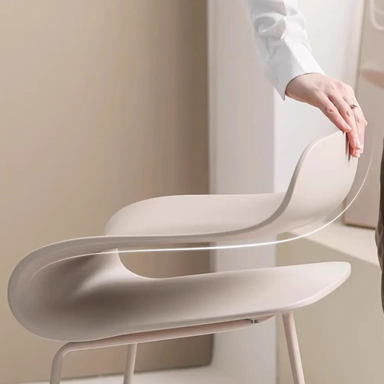 Tabouret de bar industriel en plastique et structure en acier, dossier bas et sans accoudoirs