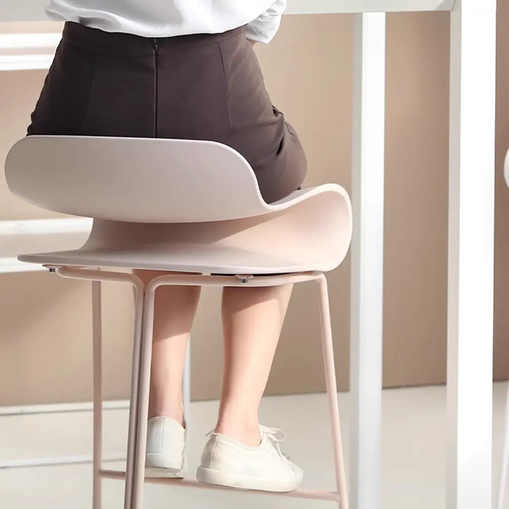 Tabouret de bar industriel en plastique et structure en acier, dossier bas et sans accoudoirs