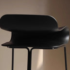 Tabouret de bar industriel en plastique et structure en acier, dossier bas et sans accoudoirs