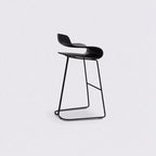 Tabouret de bar industriel en plastique et structure en acier, dossier bas et sans accoudoirs