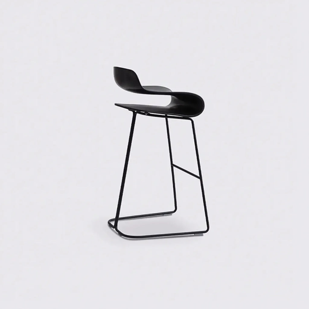 Tabouret de bar industriel en plastique et structure en acier, dossier bas et sans accoudoirs