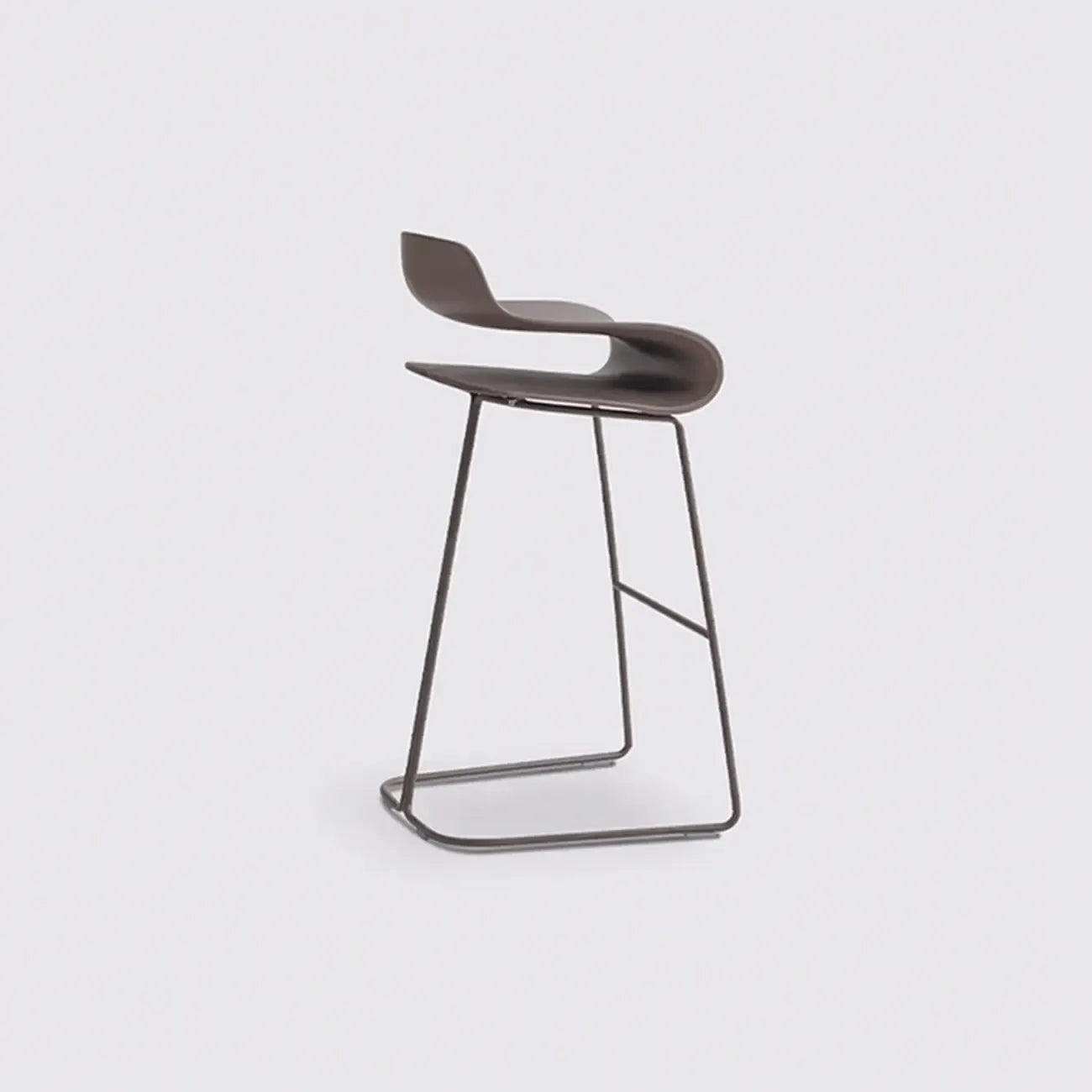 Tabouret de bar industriel en plastique et structure en acier, dossier bas et sans accoudoirs