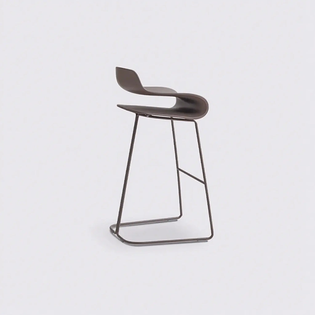 Tabouret de bar industriel en plastique et structure en acier, dossier bas et sans accoudoirs