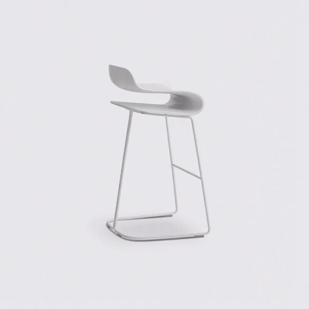 Tabouret de bar industriel en plastique et structure en acier, dossier bas et sans accoudoirs
