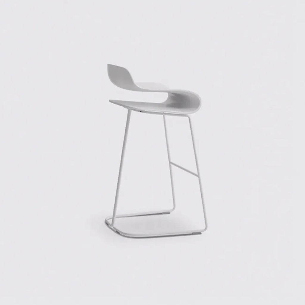 Tabouret de bar industriel en plastique et structure en acier, dossier bas et sans accoudoirs