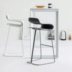 Tabouret de bar industriel en plastique et structure en acier, dossier bas et sans accoudoirs