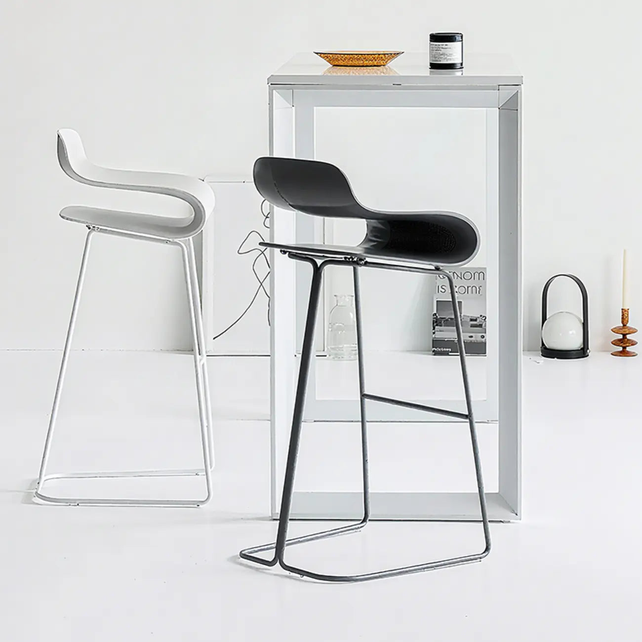 Tabouret de bar industriel en plastique et structure en acier, dossier bas et sans accoudoirs