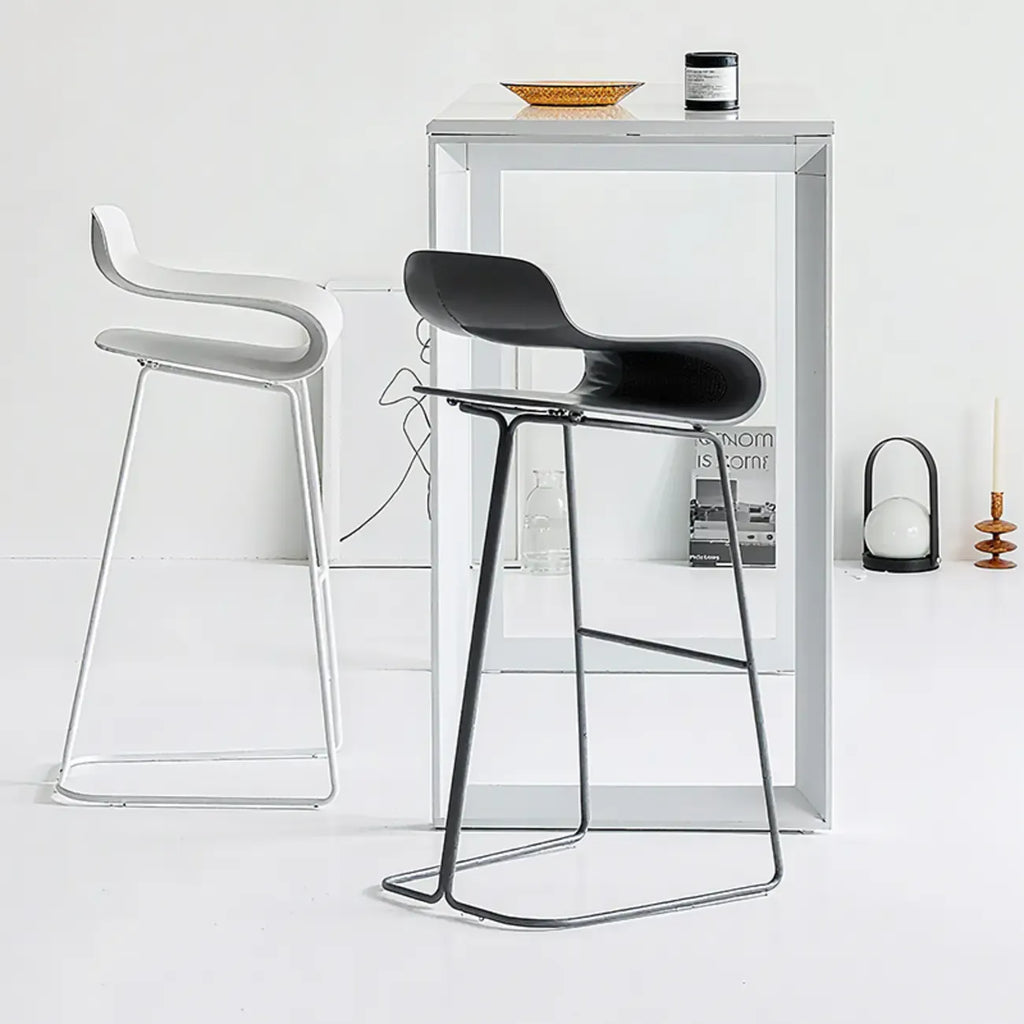 Tabouret de bar industriel en plastique et structure en acier, dossier bas et sans accoudoirs