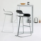 Tabouret de bar industriel en plastique et structure en acier, dossier bas et sans accoudoirs