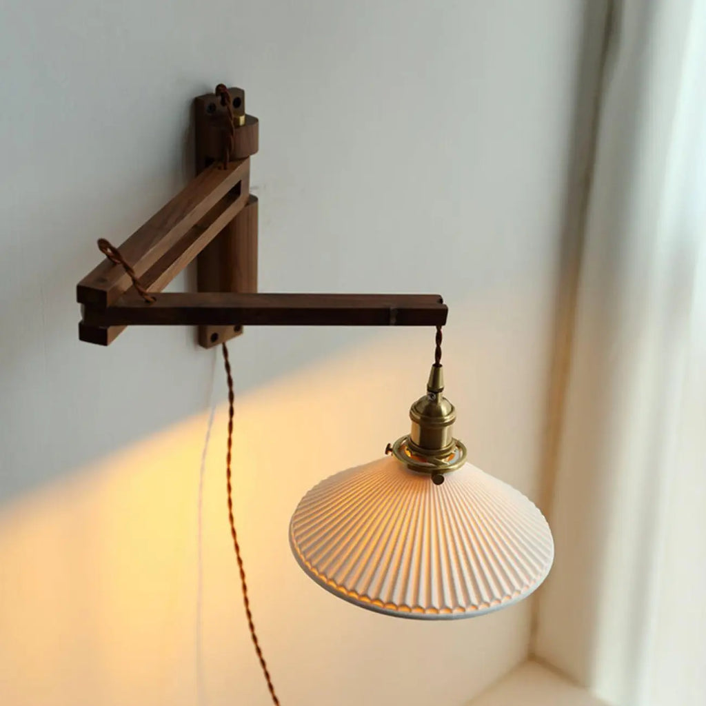 Applique murale vintage en bois à bras articulé avec abat-jour en céramique