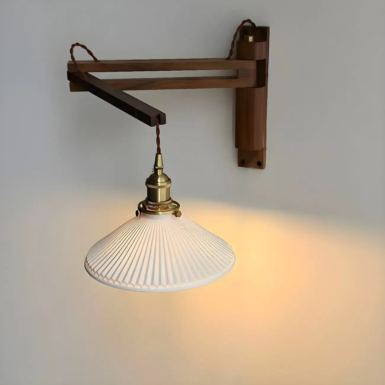 Applique murale vintage en bois à bras articulé avec abat-jour en céramique