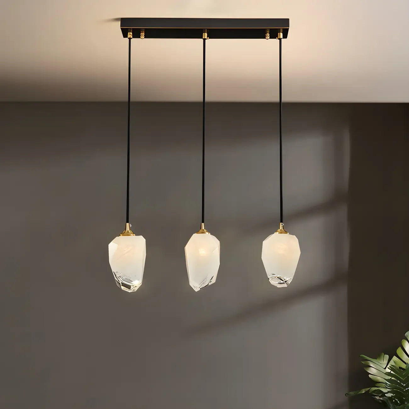 Suspension moderne dorée en verre irrégulier pour îlot de cuisine