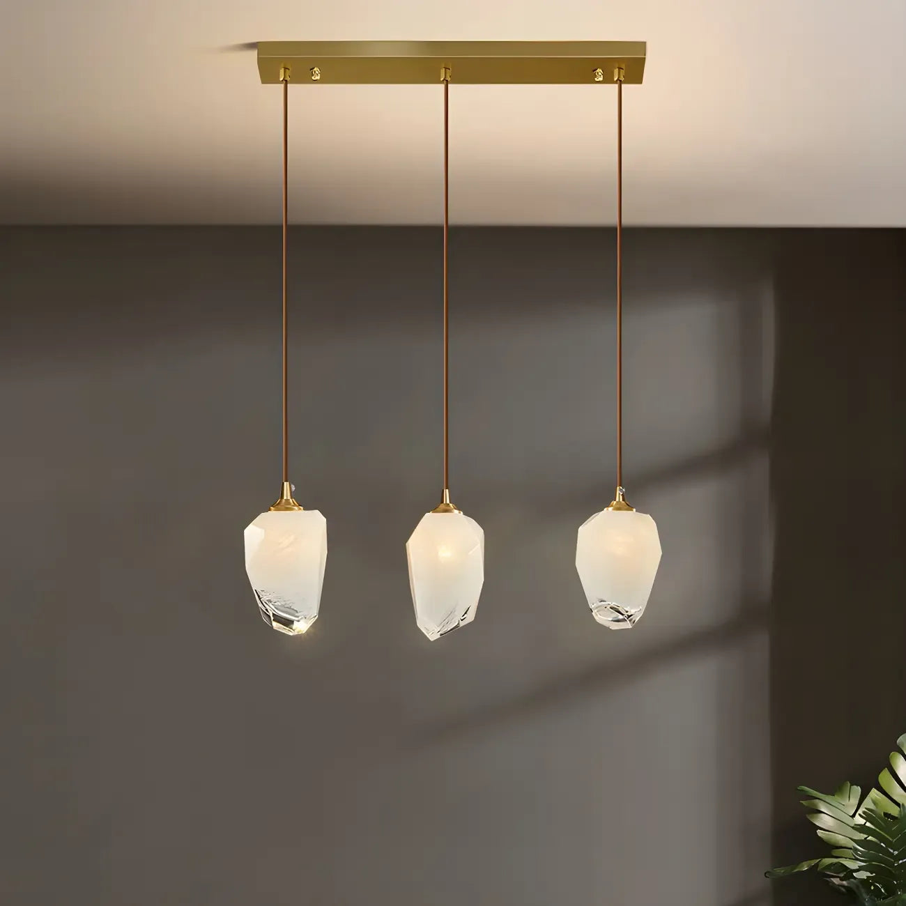 Suspension moderne dorée en verre irrégulier pour îlot de cuisine