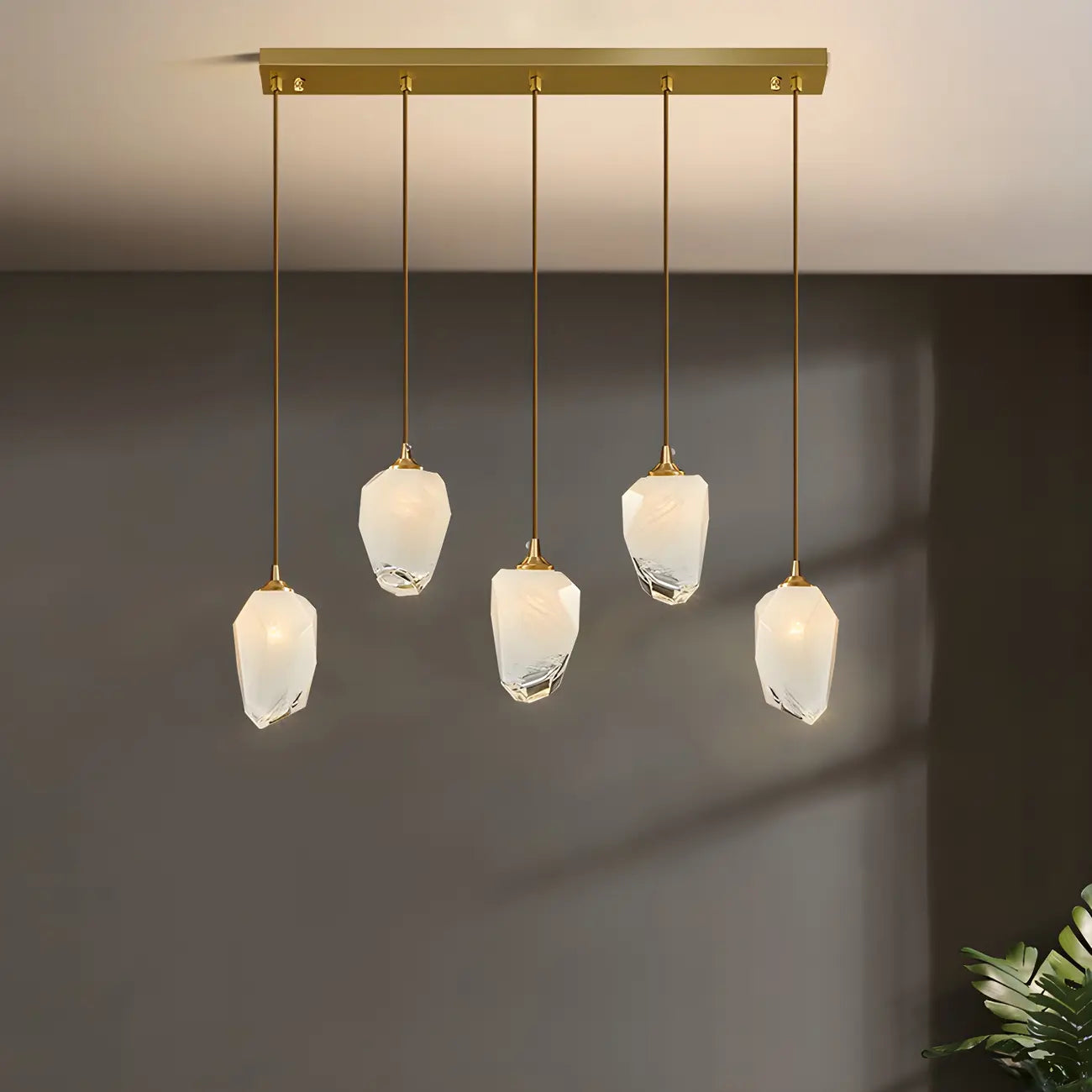 Suspension moderne dorée en verre irrégulier pour îlot de cuisine