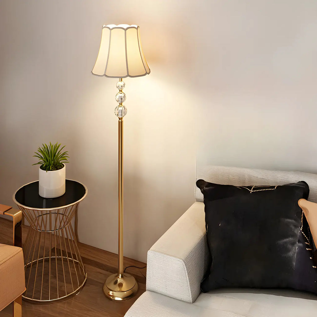 Lampadaire LED doré moderne avec étagère ronde pour salon