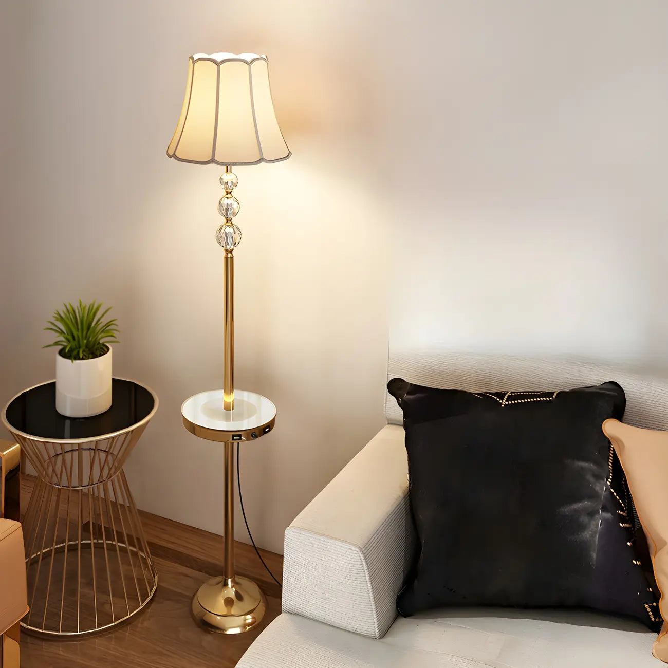 Lampadaire LED doré moderne avec étagère ronde pour salon
