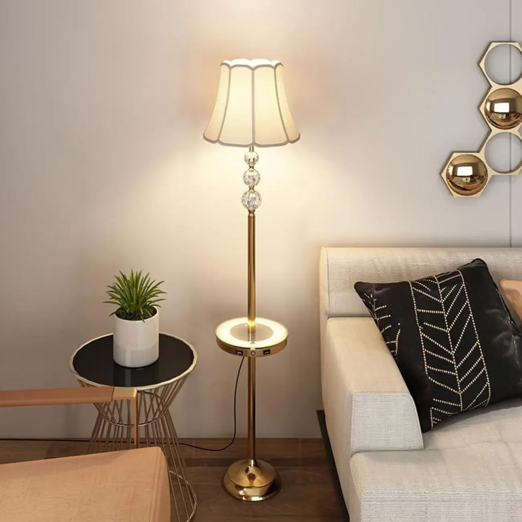 Lampadaire LED doré moderne avec étagère ronde pour salon