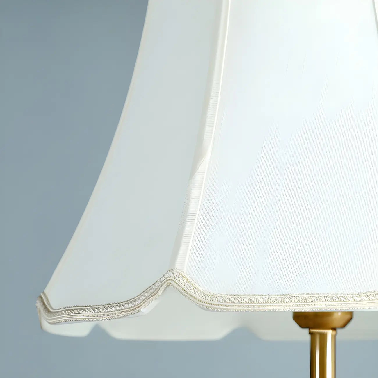 Lampadaire LED doré moderne avec étagère ronde pour salon