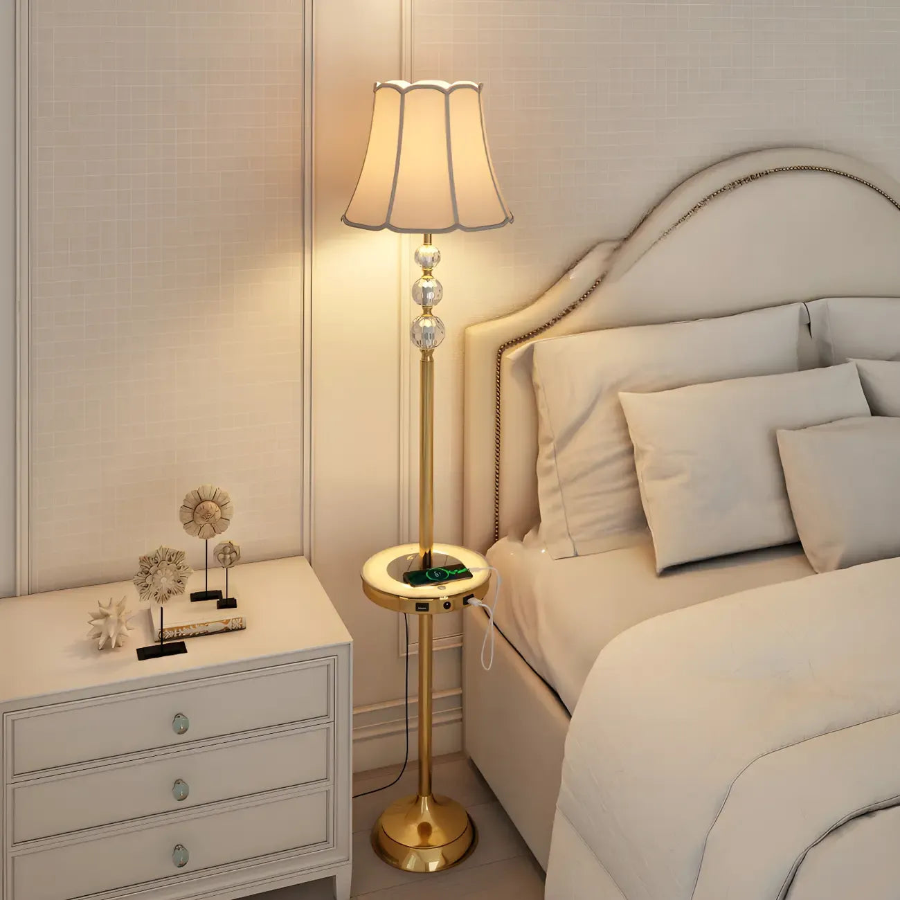 Lampadaire LED doré moderne avec étagère ronde pour salon