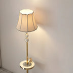 Lampadaire LED doré moderne avec étagère ronde pour salon