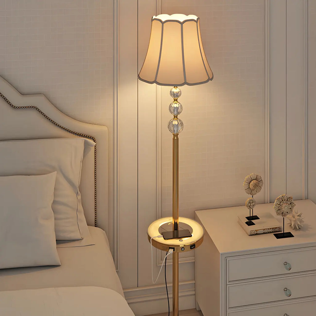 Lampadaire LED doré moderne avec étagère ronde pour salon