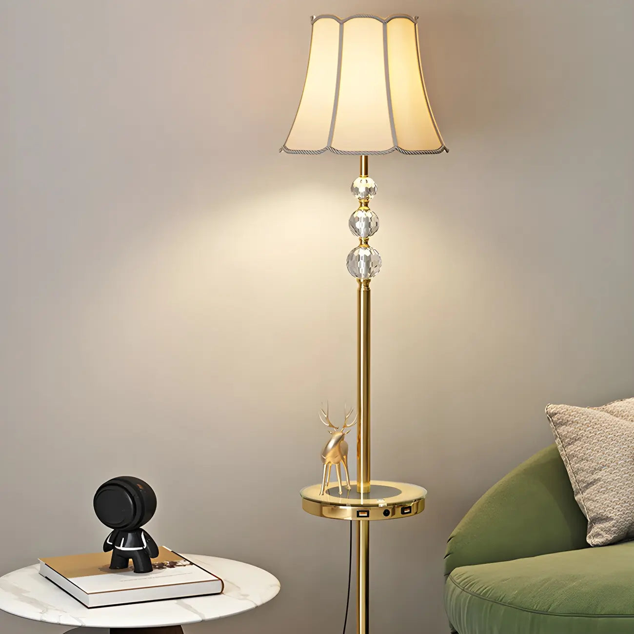 Lampadaire LED doré moderne avec étagère ronde pour salon