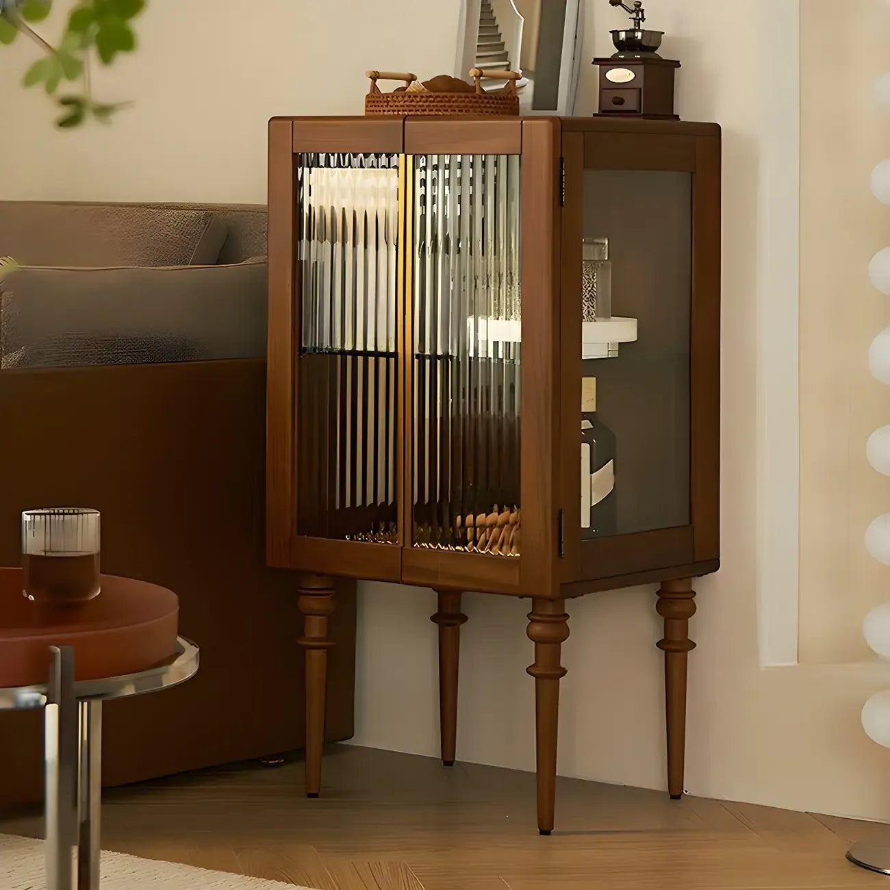 Armoire de rangement moderne sur pieds en bois brun et verre