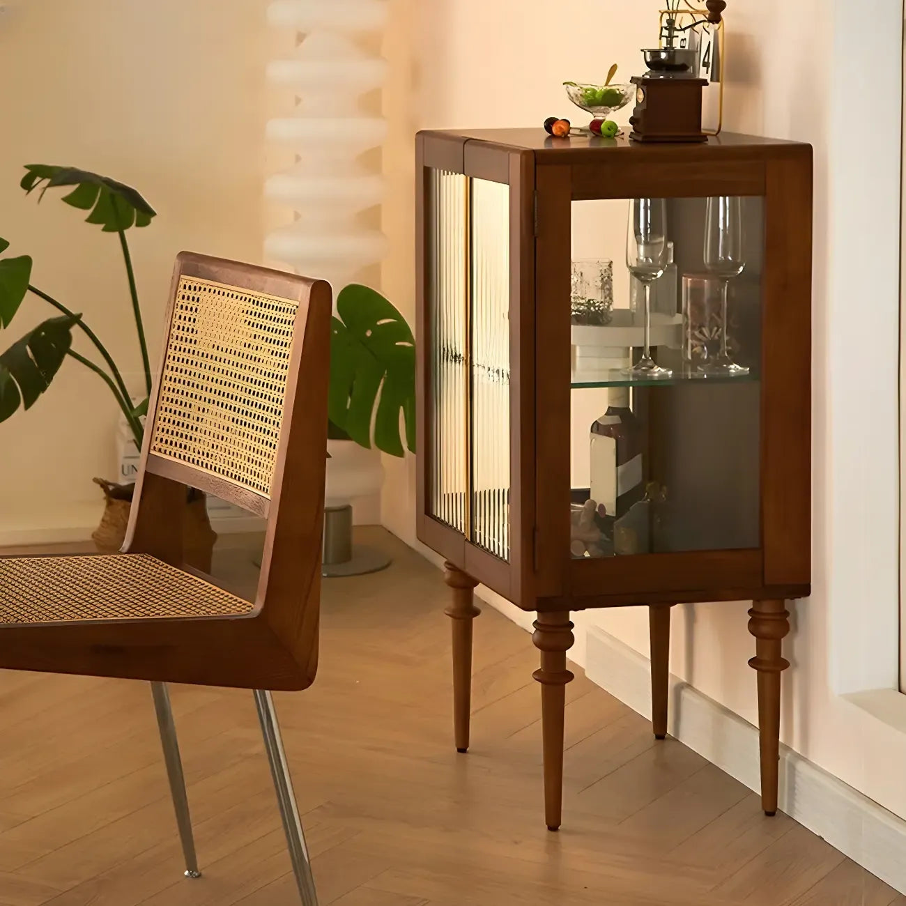 Armoire de rangement moderne sur pieds en bois brun et verre