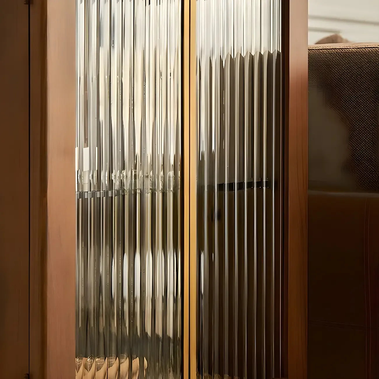 Armoire de rangement moderne sur pieds en bois brun et verre