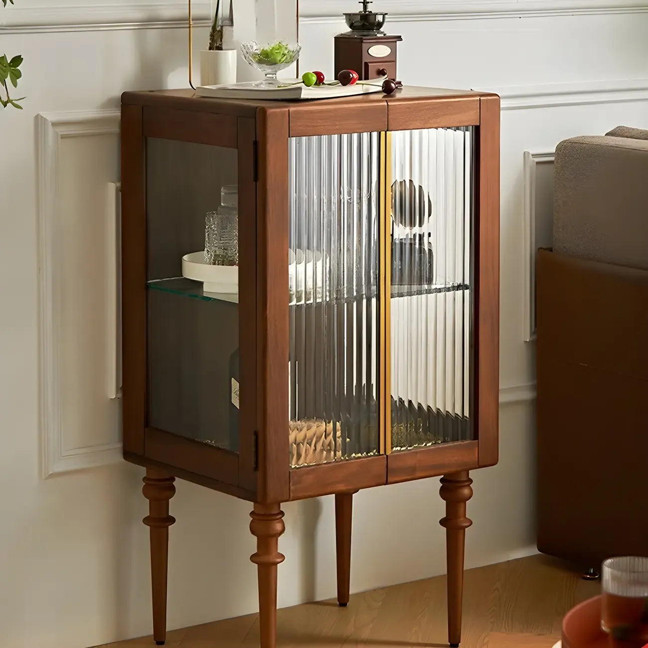 Armoire de rangement moderne sur pieds en bois brun et verre
