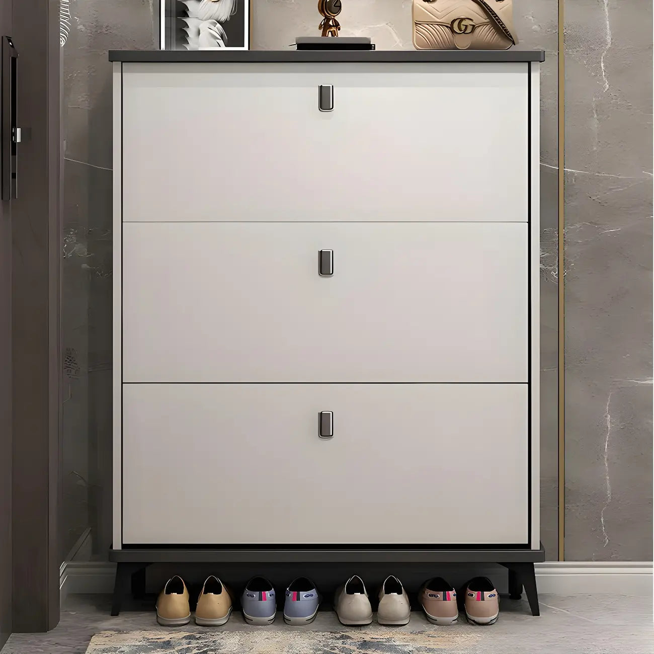 Armoire à chaussures d'entrée grise et blanche à façade rabattable