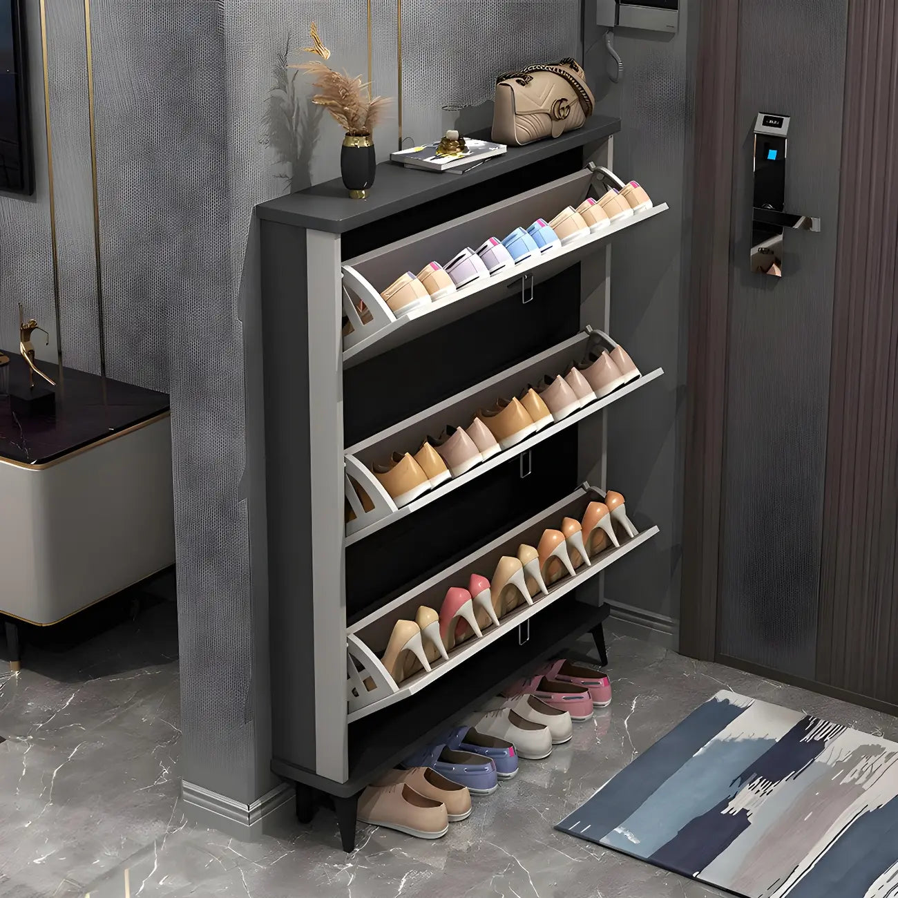 Armoire à chaussures d'entrée grise et blanche à façade rabattable