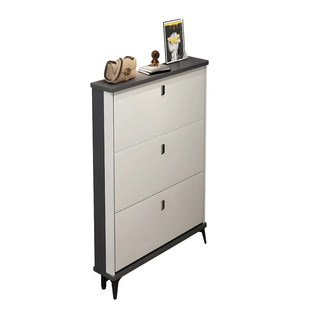 Armoire à chaussures d'entrée grise et blanche à façade rabattable