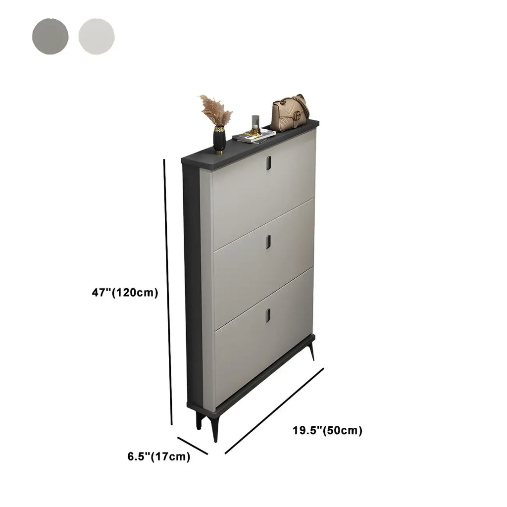 Armoire à chaussures d'entrée grise et blanche à façade rabattable