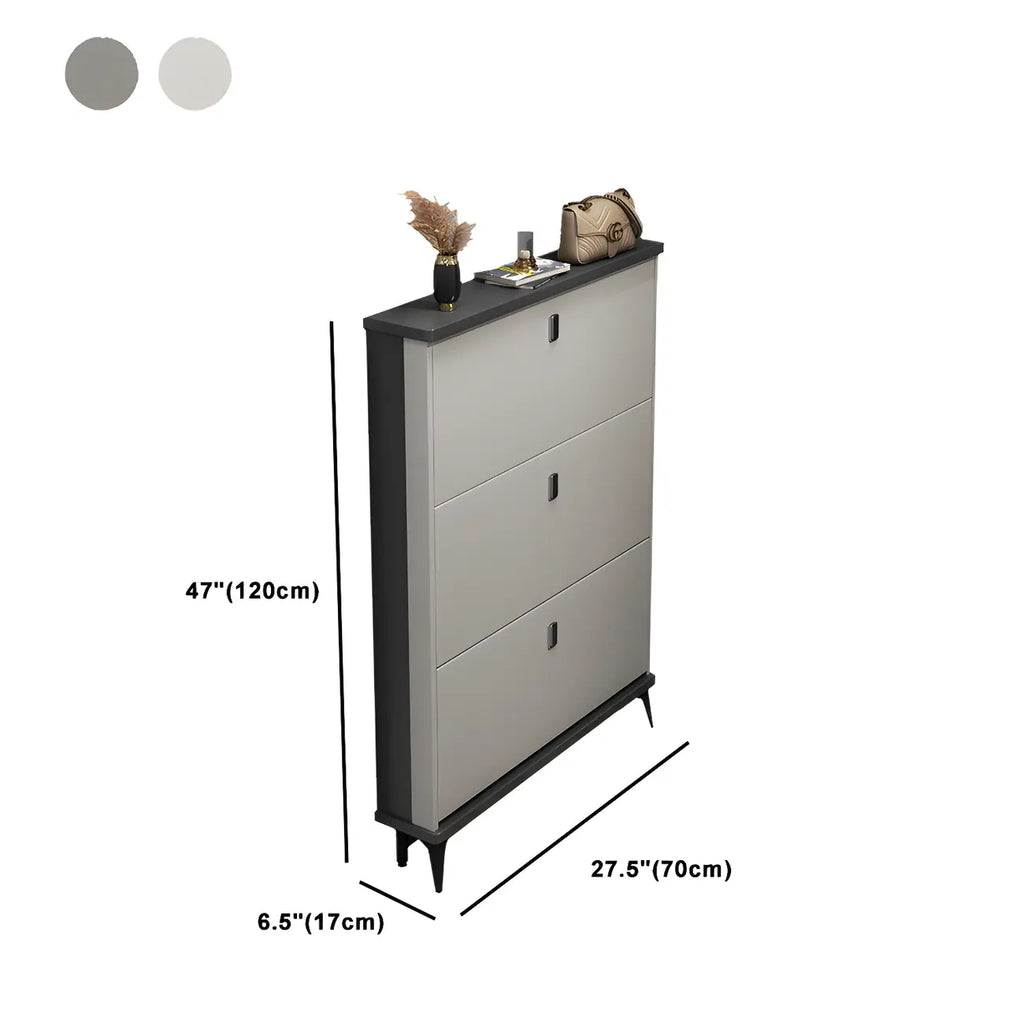 Armoire à chaussures d'entrée grise et blanche à façade rabattable