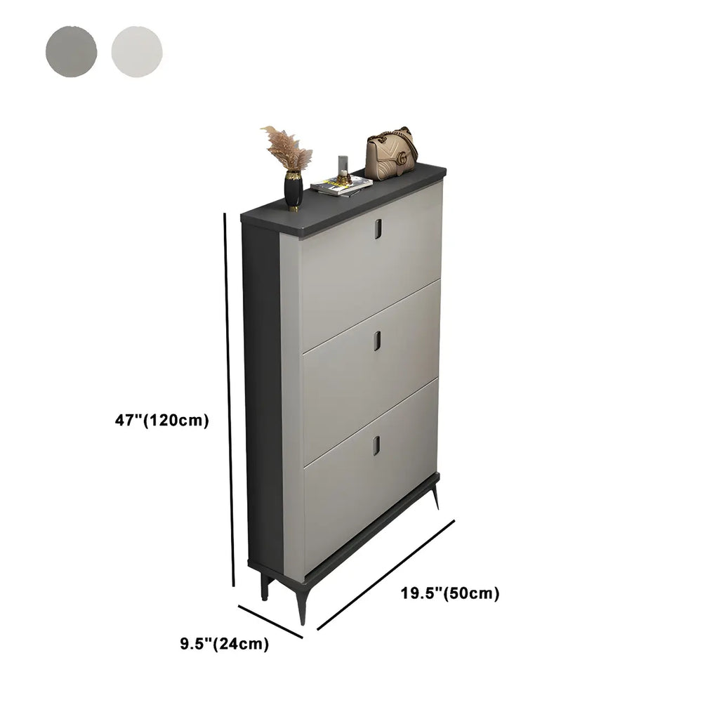 Armoire à chaussures d'entrée grise et blanche à façade rabattable