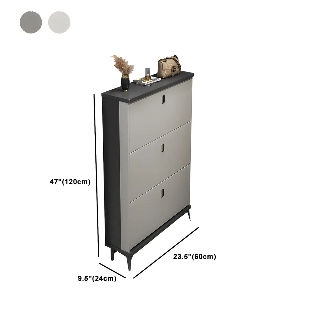 Armoire à chaussures d'entrée grise et blanche à façade rabattable