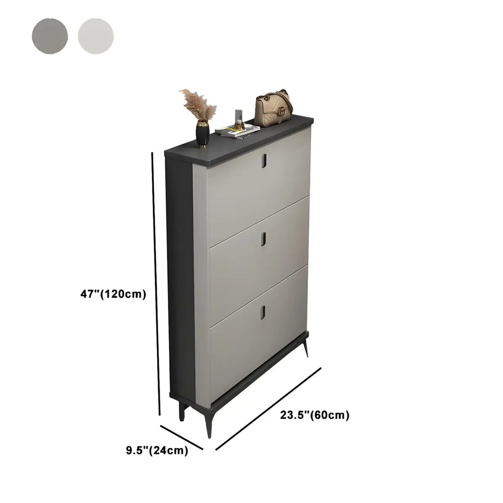 Armoire à chaussures d'entrée grise et blanche à façade rabattable