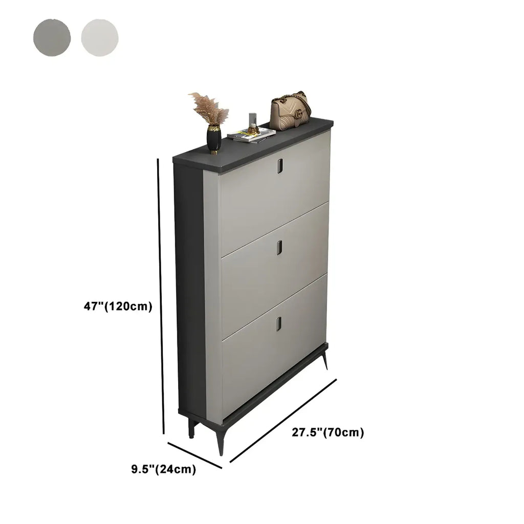 Armoire à chaussures d'entrée grise et blanche à façade rabattable