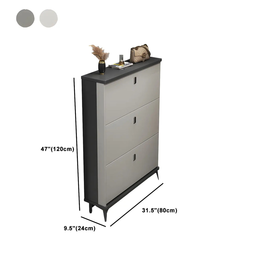 Armoire à chaussures d'entrée grise et blanche à façade rabattable