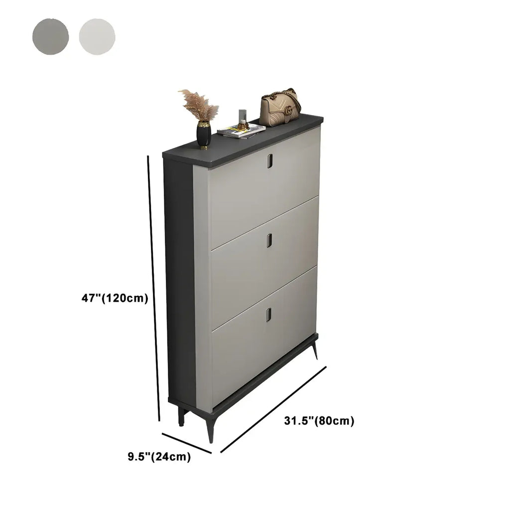 Armoire à chaussures d'entrée grise et blanche à façade rabattable