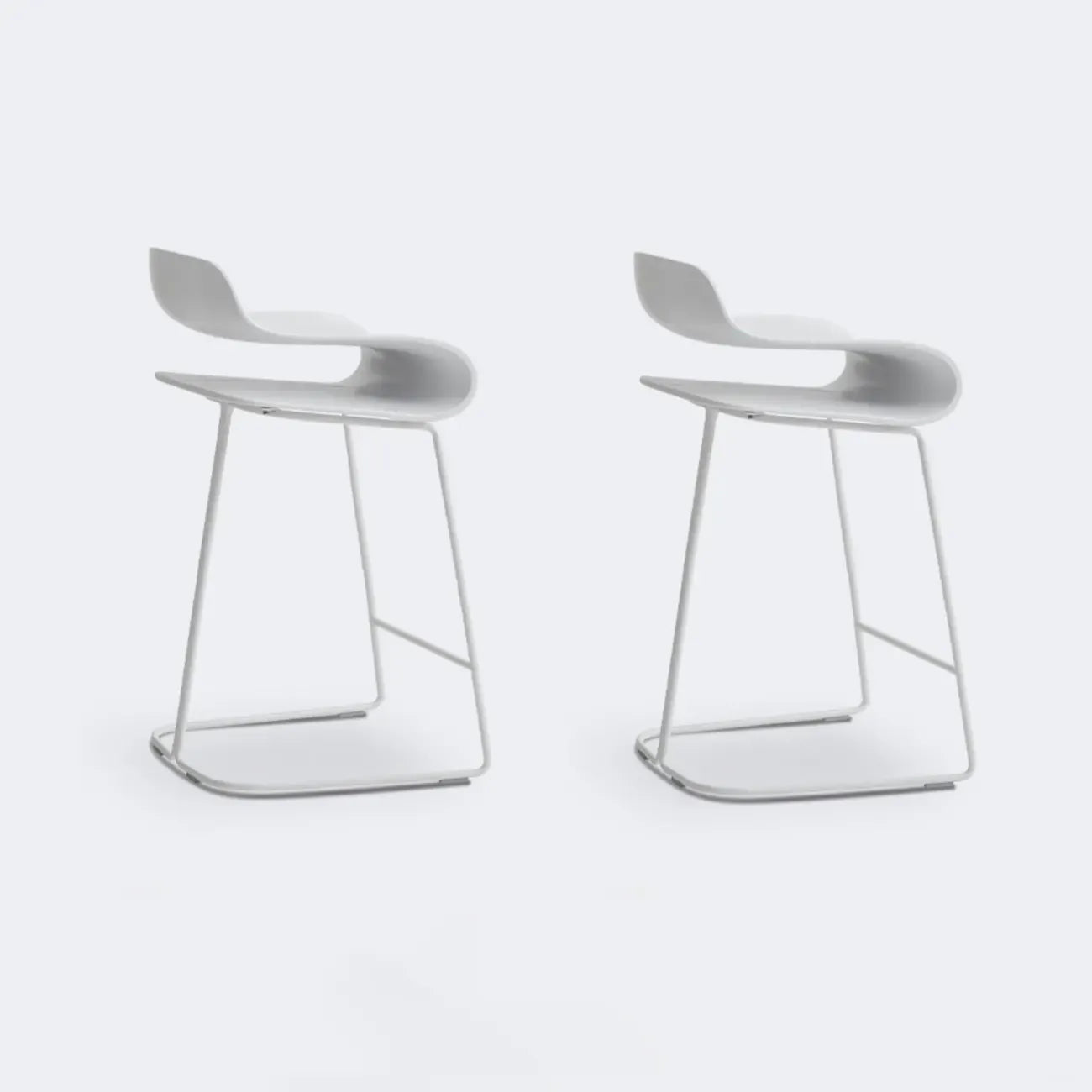 Tabouret de bar industriel en plastique et structure en acier, dossier bas et sans accoudoirs