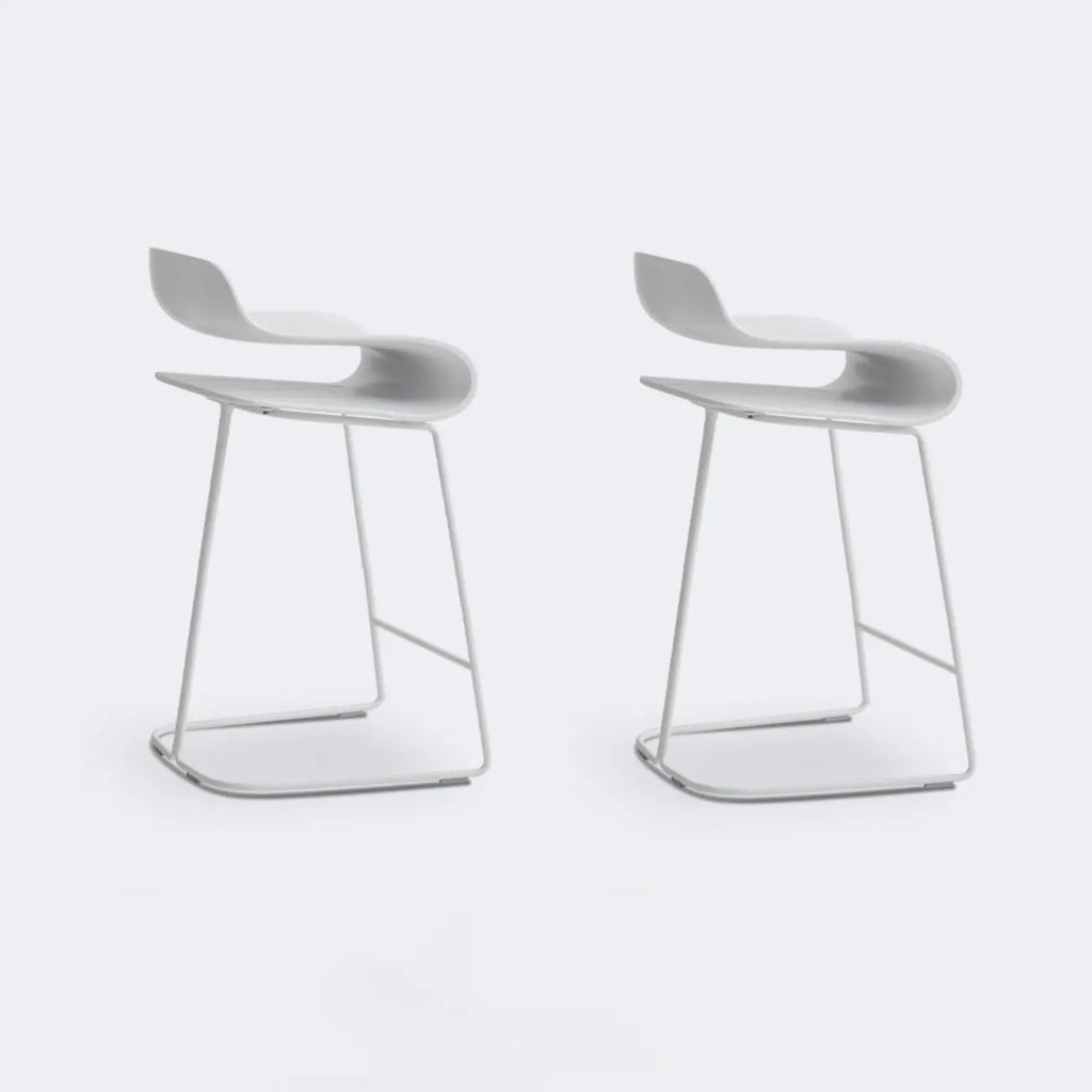 Tabouret de bar industriel en plastique et structure en acier, dossier bas et sans accoudoirs