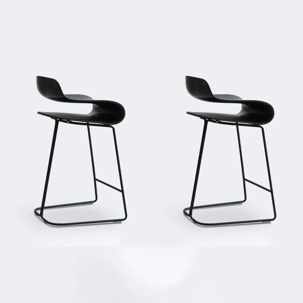 Tabouret de bar industriel en plastique et structure en acier, dossier bas et sans accoudoirs
