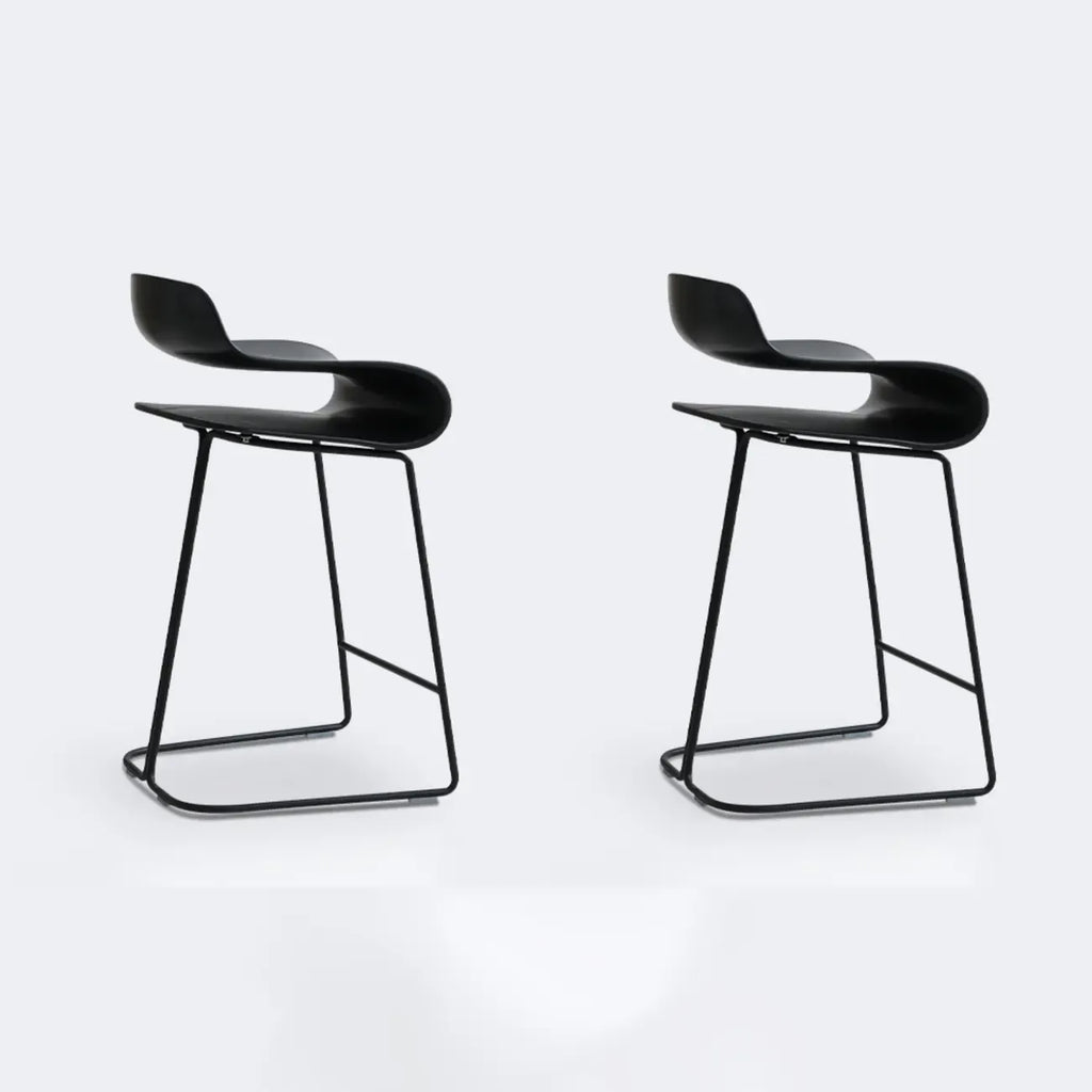 Tabouret de bar industriel en plastique et structure en acier, dossier bas et sans accoudoirs