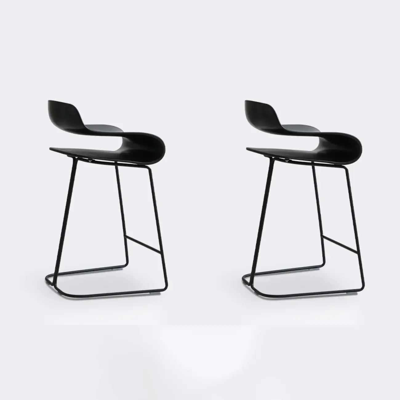 Tabouret de bar industriel en plastique et structure en acier, dossier bas et sans accoudoirs