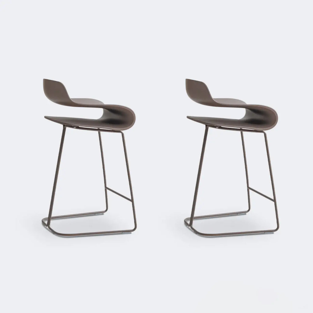 Tabouret de bar industriel en plastique et structure en acier, dossier bas et sans accoudoirs