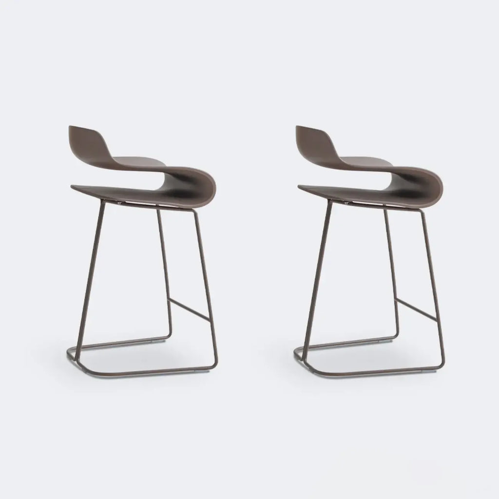 Tabouret de bar industriel en plastique et structure en acier, dossier bas et sans accoudoirs