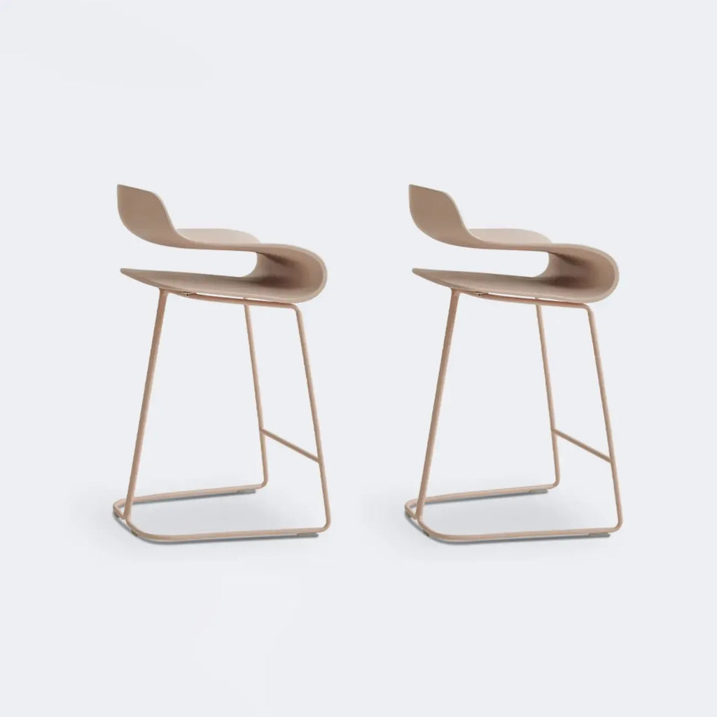 Tabouret de bar industriel en plastique et structure en acier, dossier bas et sans accoudoirs