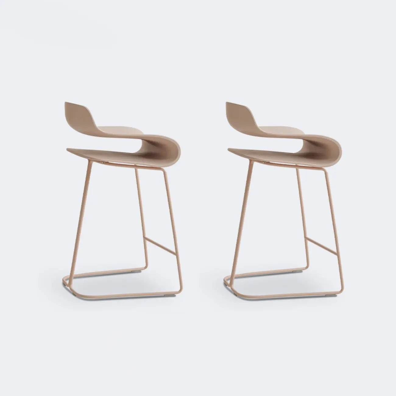 Tabouret de bar industriel en plastique et structure en acier, dossier bas et sans accoudoirs